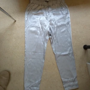  - storlek M, från Gina Tricot. prislapp kvar. resår i midjan och sidofickor.