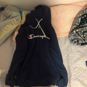  - Den är i fint skick, använder inte den längre  Köpte från zalando för ungefär 500