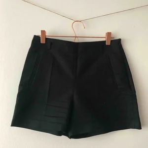  - Shorts i kostymbyx-modell från Zara köpta för ett par år sedan. I fint skick. 💞 Köparen står för frakt. 