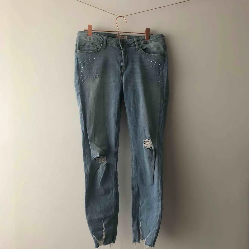 Jeans med pärldetaljer och slitningar från Zara. 💞 Köparen står för frakt. . Jeans & Byxor.