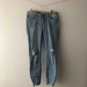  - Jeans med pärldetaljer och slitningar från Zara. 💞 Köparen står för frakt. 