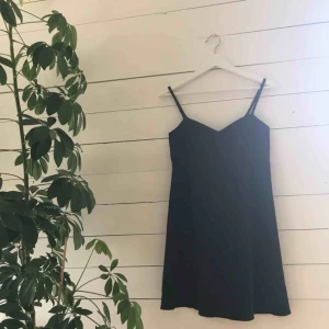  - Supersöt klänning med mönster (se bild 3) från VILA clothes. Använd max 3 gånger. Går precis över knät på mig som är 170.  Står storlek M, men passar även S och möjligtvis en liten L, då den har justerbara axelband och snörning i ryggen. Frakt tillkommer.