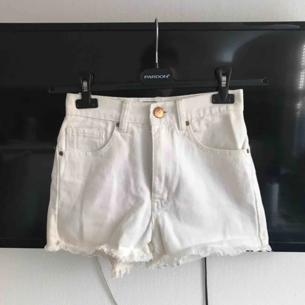 Vita högmidjade jeansshorts med franskant från Bik Bok. (Fläckarna är på spegeln). Shorts.