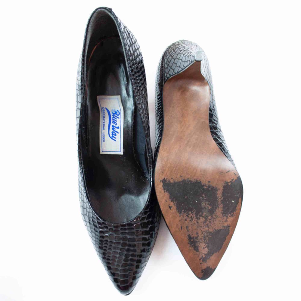 Vintage 80s leather pointy toes pumps heeled shoes snake/crocodile skin pattern in black We glued the shoe insert to the sole SIZE Label missing, fit best full EUR 39-39.5 Model: 176/38-39 shoes Measurements: foot: 26 cm heel height: 7.5 cm. Skor.