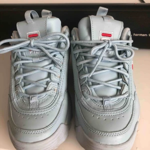  - Snygga ljusblå sneakers från FILA. Köpta på Madlady i våras för 1200:- Knappt använda då de är för små. Står strl 38 men är väldigt små i storleken så jag tror inte de passar en 38. Jag rekommenderar 37 eller 36. Slutsålda. Jag står för frakt!
