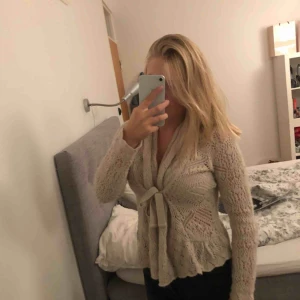  - Super skön Oddmolly kofta i färgen beige! Storlek S(jag är 167 cm lång) Nypris 1200 kr, säljes för 100 kr  Köparen står för frakten! 