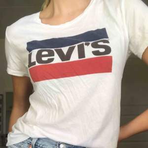 T-shirt från Levi’s. Säljer den då den inte längre kommer till användning. Men den är i bra skick. Köparen står för frakten.