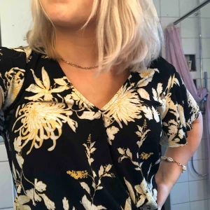  - Skitcool omlott t-shirt ifrån Gina med coolt mönster!!