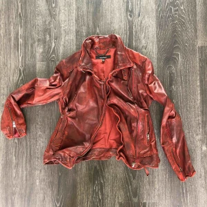 Design  - Äkta Muubaa lamm skinn jacka som har böjliga kanter som kan formas🖤hur het 🔥 som helst