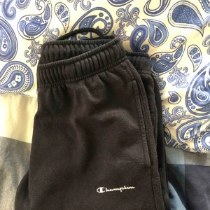  - Champions mjuksbyxor köpta här på plick. Säljs pga för liten storlek.  Dom är super mysiga men var för små för mig. Skulle säga att de passar en S eller en något mindre M. Lite urtvättade men ändå snygga (inget som syns) 💕