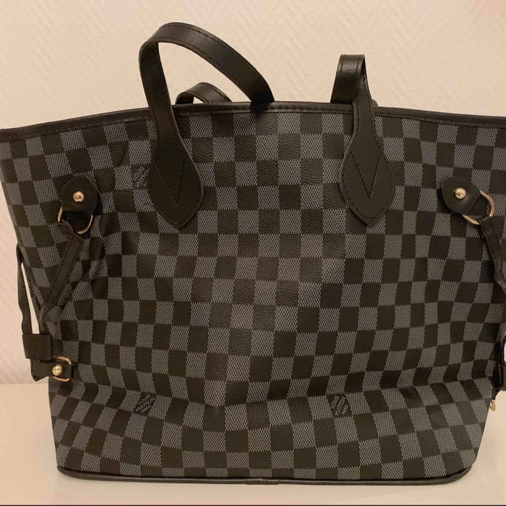 Louis Vuitton väska. Oanvänd   —— OBS: KÖPAREN STÅ FÖR FRAKTEN! . Väskor.