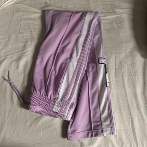  - Adidasbyxor Inklusive frakt