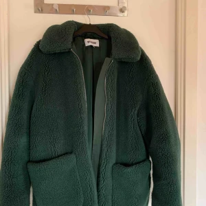  - Mörkgrön weekday jacka i teddypäls. Endast använd en höst. Inga märkbara slitningar. Köpt för 999kr. Pris kan diskuteras   Oversize i storlek S  Säljer pga använder inte länge 