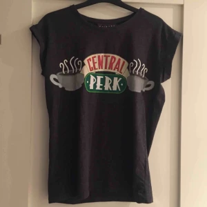  - FRIENDS / Central Perk tischa. Frakt 55kr.