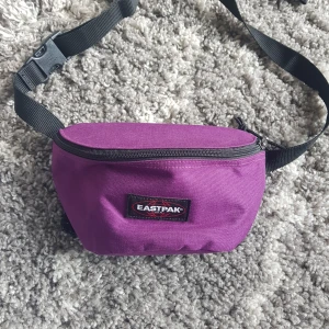  - Midjeväska från Eastpack änndast använd EN gång! Super fin och härlig färg som jag skulle säga passar till de andra mesta. Köparen står för frakt💙 Har även andra midjeväskor vid intresse