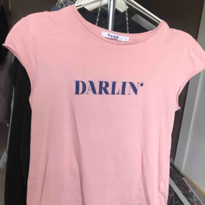  - T-shirt från NAKD, knappt använd Fråga gärna ifall du har frågor så svarar jag på dom direkt, kan fraktas om du betalar frakten (INTE inkluderat i priset)❤️