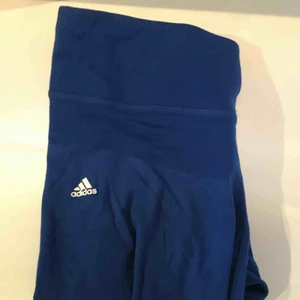  - Sparsamt använda adidas byxor i blå💙 Priset kan diskuteras😉