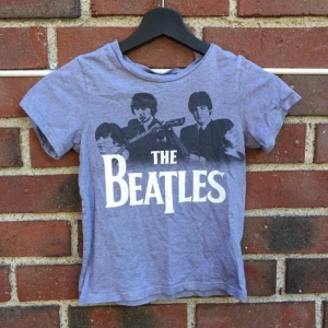  - Säljer denna beatles tröjan, den passar en xs eller liten small!