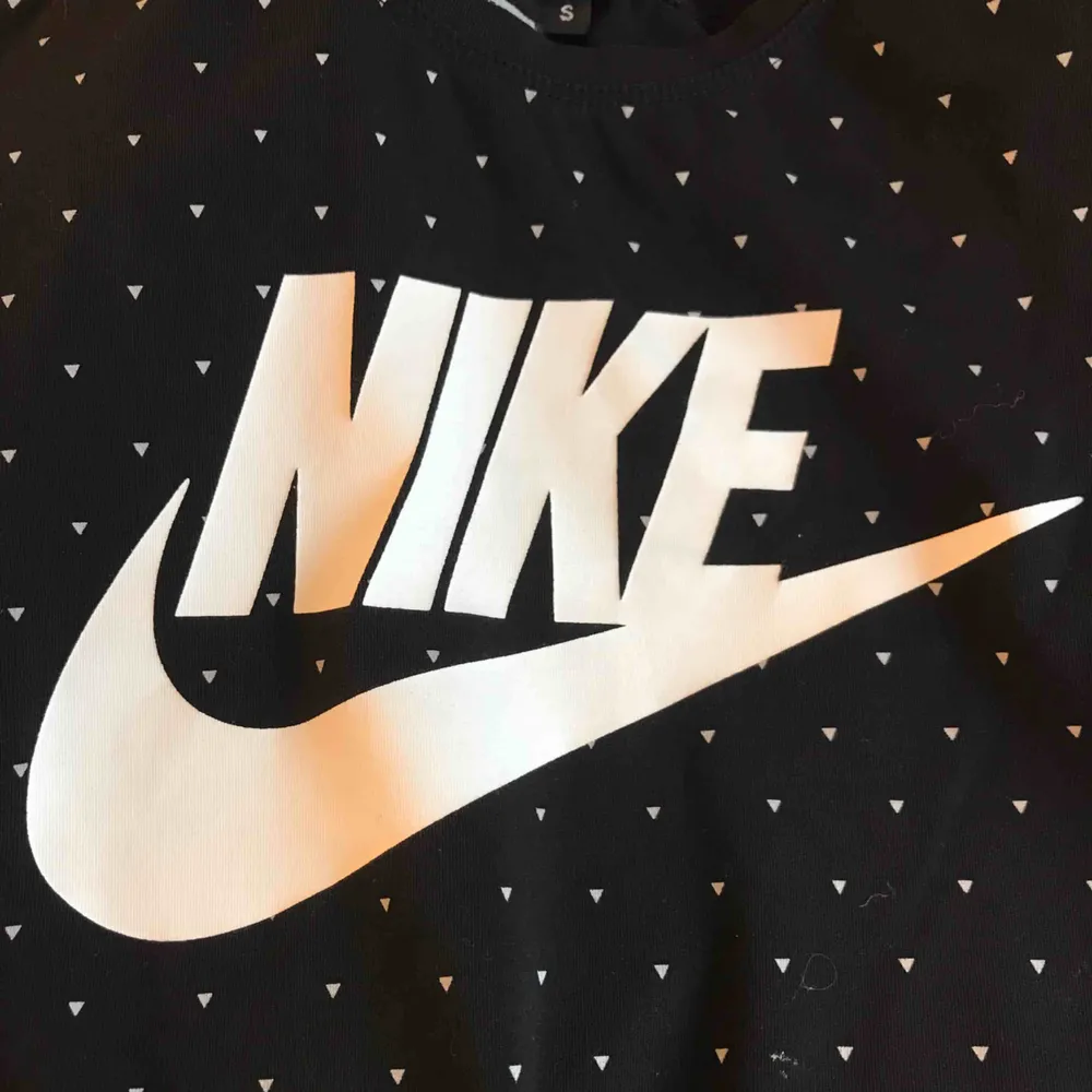 En svart tröja med vita detaljer från Nike, säljer den för att de är lite stor för mig. T-shirts.