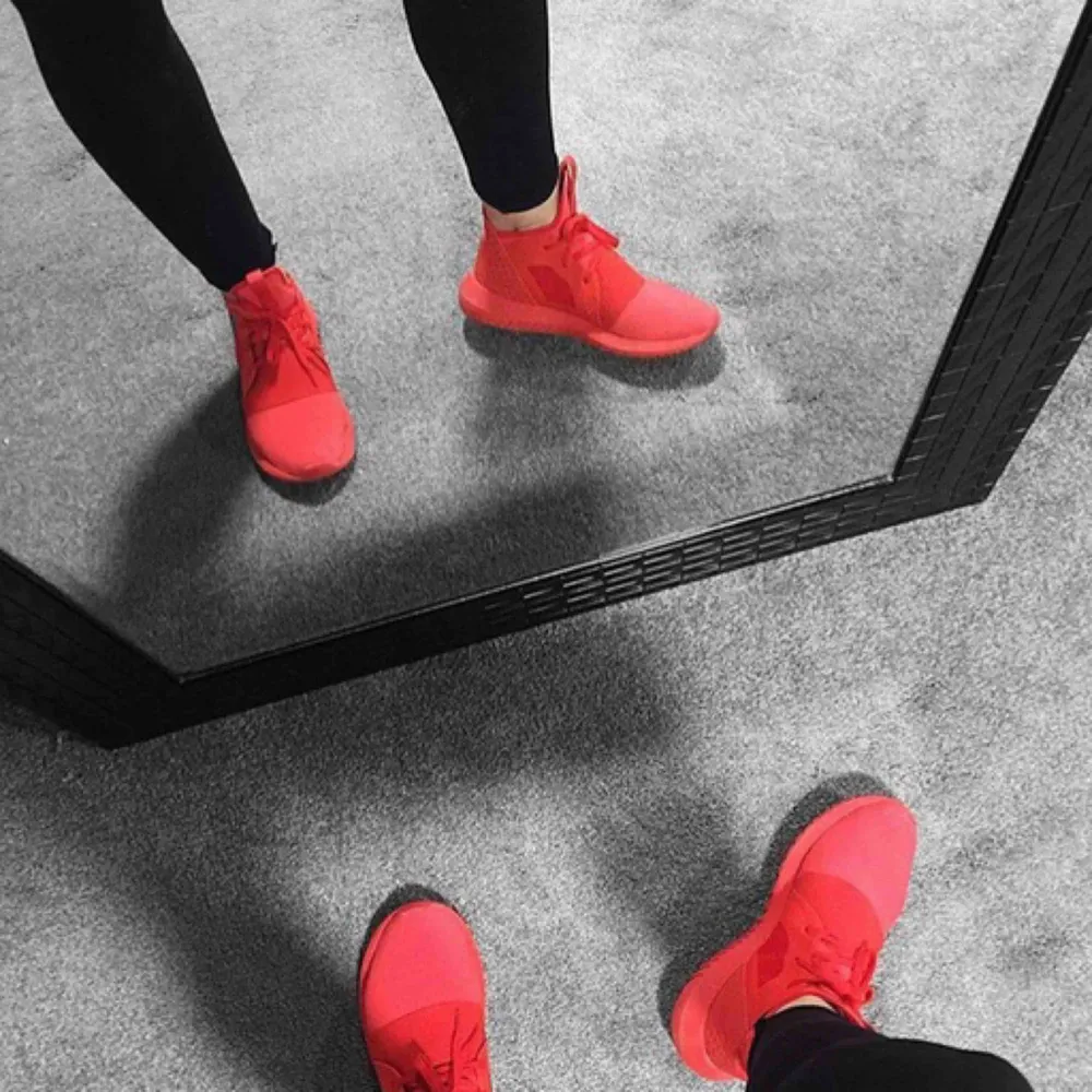 Röda tubular sneakers från adidas, nyskick använda ett fåtal gånger . Skor.