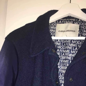  - Söker ägare till min fina bomberjacka från Carin Wester! Marinblå skönhet. Tjockare jacka som både funkar för höst och vinter (med hoodie under). Nypris 899kr. Frakt tillkommer!