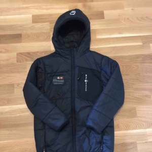 Sail racing jacka - Säljer min svarta sailracing jacka väldigt bra skick, inga fläckar och använd i mindre än en vinter köpt från kidsbrandstore för 1800kr.💕