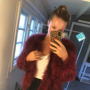  - Fin jacka i vinröd struts. 