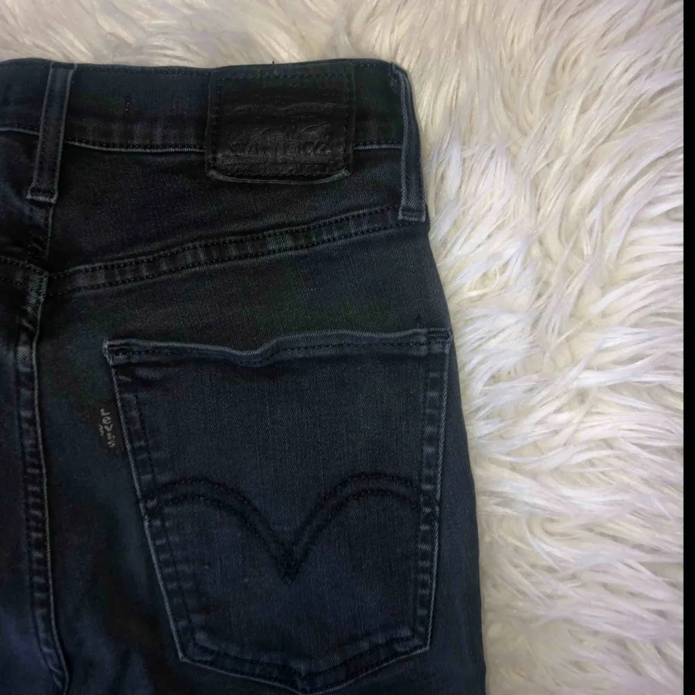 Levis Mile high jeans, mile high är modellen som är väldigt hög midjade. Pga av att jeansen inte är ”supersvarta” längre, (se bilderna) så har jag gått ner i pris mycket, inga skador eller så. Sitter som ett smäck. Jeans & Byxor.