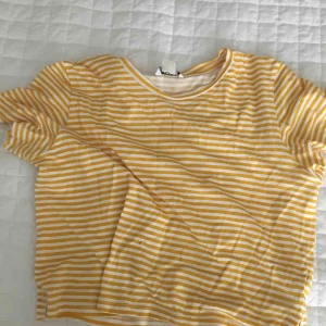  - crop top från monki! den har ett litet hål (tredje bilden) som jag har lagat men annars är den i toppskick!