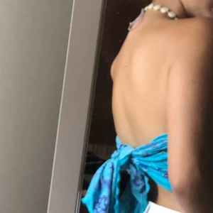  - Sjuuuuukt snyggt linne man knyter på ryggen, köpt på Bali i somras. Säljer för den kommer ej till nytta för mig, men är galet snygg. Klär upp en outfit snabbt & är i ett tunt & härligt material! 💙 köparen står för frakt 