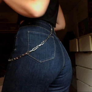  - Säljer denna silverkedjan du kan sätta byxorna eller ha runt halsen! 💕💞💕