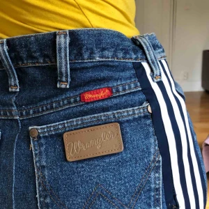  - Jeanskjol köpt på beyond retro! Ursprungligen wrangler 