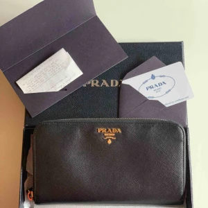  - Prada plånbok som inte kommer till användning. Kvitto, äkthetsintyg och orginal box medföljer. 