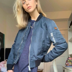  - Säljer en helt oanvänd Schott- American Collage bomberjacka. En riktig bomber- klassiker. Köpt för 2000kr. Super bra kvalité. I står det strlk L men skulle själv kalla det en strlk S. Köpare står för frakt. 