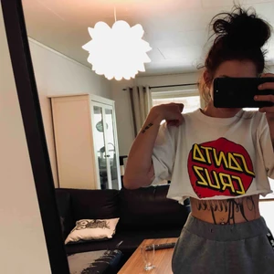  - Tröja från santa Cruz som jag klippt av själv, snygg och skön! Frakt 39kr