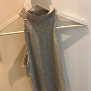  - Ett grått  linne från bilbok som är hög i halsen nästan aldrig använt 💕