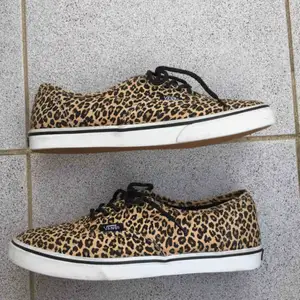 Nästan helt nya leopard Vans skor, endast använda nån vecka!  Ser helt nya ut. Passa på, billigt🥰🐆 nypris ligger runt 800-900kr.  