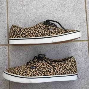  - Nästan helt nya leopard Vans skor, endast använda nån vecka!  Ser helt nya ut. Passa på, billigt🥰🐆 nypris ligger runt 800-900kr.  