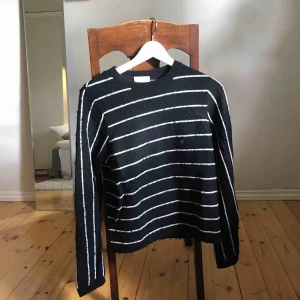  - Svart och vitrandig tjocktröja från & other stories. Ärmarna är lite vida, och tröjan är generellt lite större i modellen. 