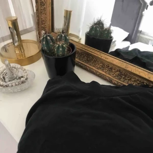  - Använd max 2gånger. Snygg svart långärmad som är lite högre i kragen.  