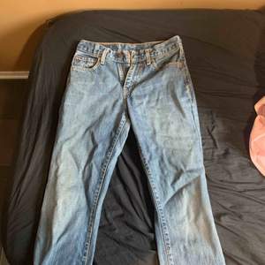 Säljer mina favvis-jeans som tyvärr inte passar överhuvudtaget längre:( sista bilden är lånad från google då jag inte får på byxorna överhuvudtaget så kan inte visa hur de sitter. Passar jättefint längmässigt på mig som är 160cm! Påminner om en mom-fit