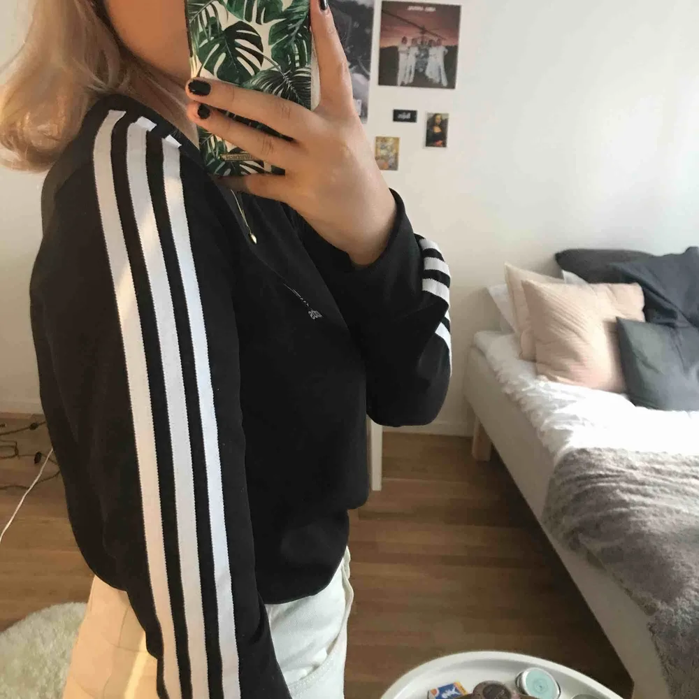 Tröja från Adidas i ett rätt tunt tyg. Knappt använd så i mycket bra skick :). Toppar.