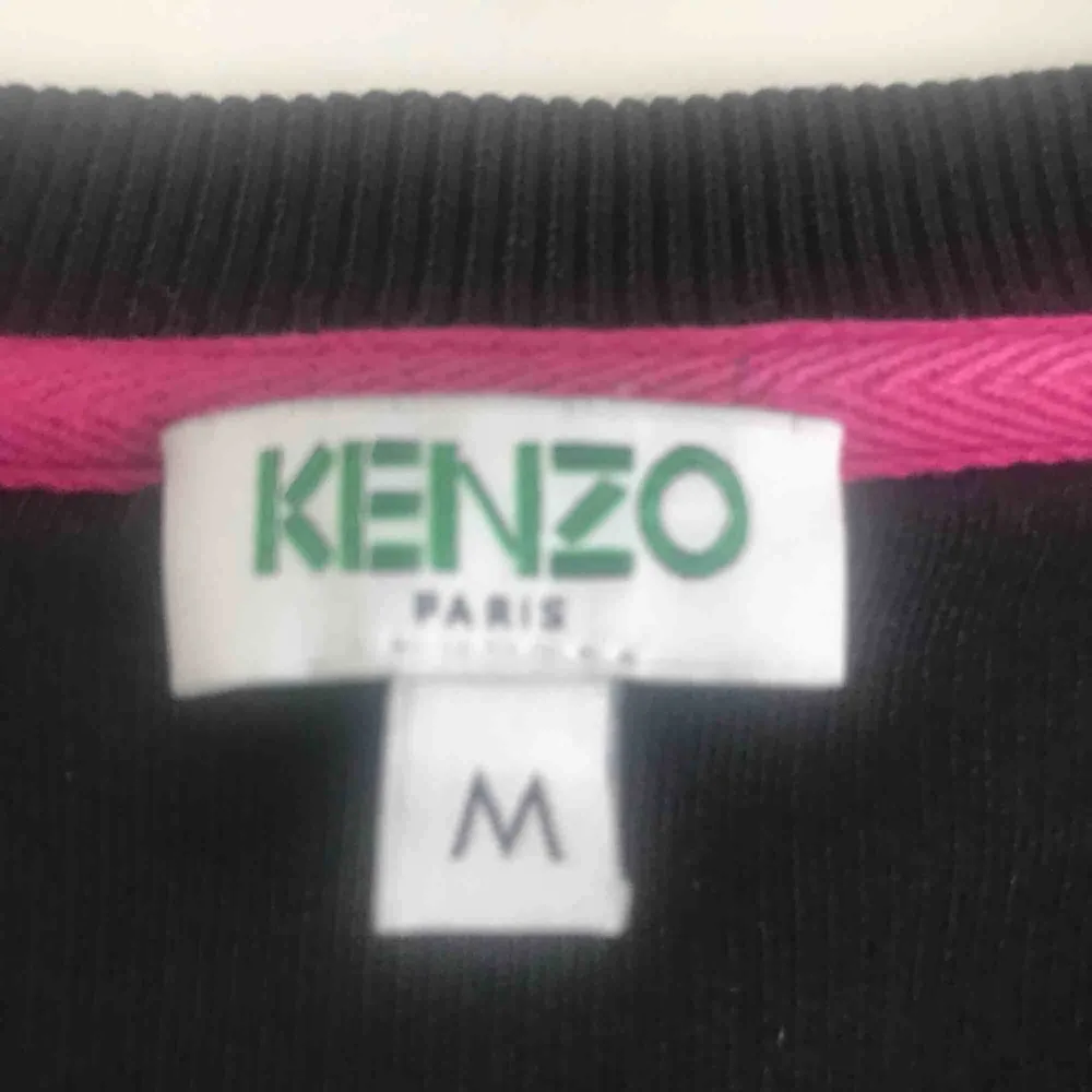 Säljer min äkta kenzo tröja. Säljer pga att jag inte använder den längre.  Köpte den för 2050kr Pris kan diskuteras. Hoodies.