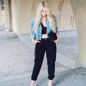  - Svarta cargobyxor från Missguided Petite (men passar mig som är 167 cm) i storlek 38 (passar 36). 