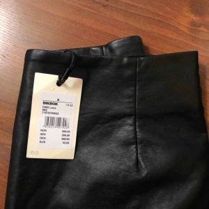  - Svart perfekt skinnkjol från BikBok som tyvärr aldrig har kommit till användning. Lapp sitter kvar. Nypris 299, säljer nu för 120. Finns att hämta i Östersund annars står köparen för frakt😊 (tröjan på bilden är också till salu)