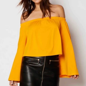  - Off shoulder top från ivyrevel!!! Använd 1 gång!! Tog bilder från internet då jag inte fick några rättvisa bilder på den!! Frakt ingår!! 