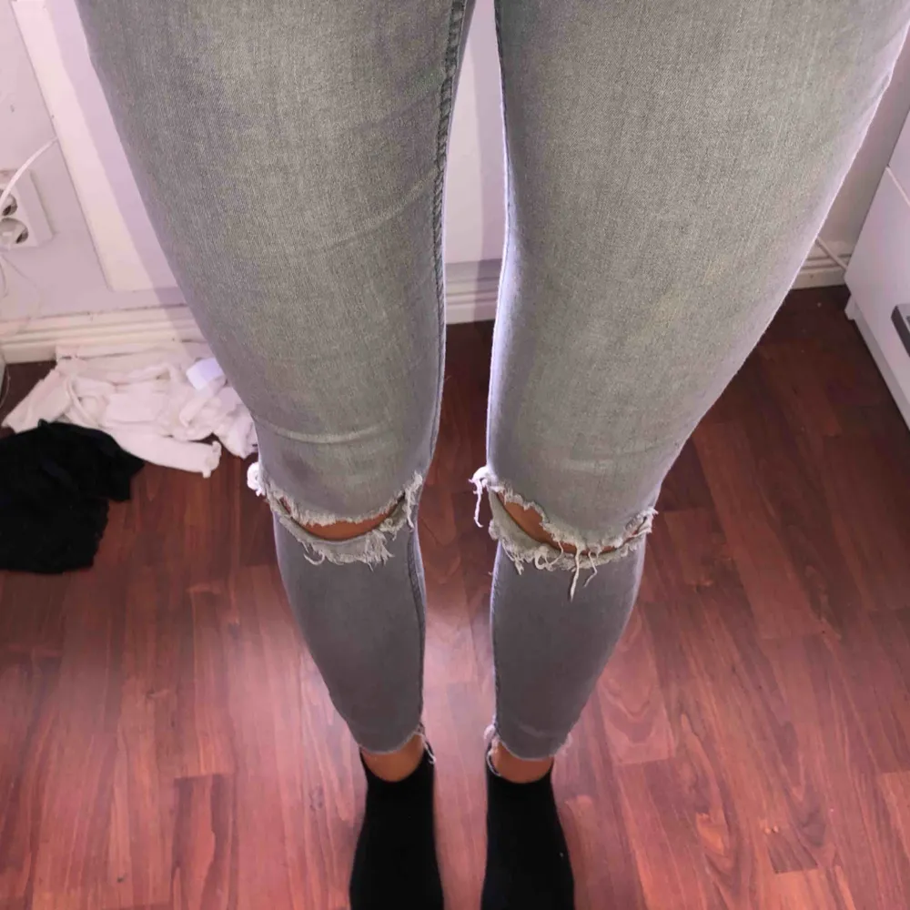 Gråa jeans med hål i knäna. Skönt och väldigt stretchigt material. Står M men skulle mer säga att det är S. Finns att hämta i Östersund annars står köparen för frakten💕. Jeans & Byxor.