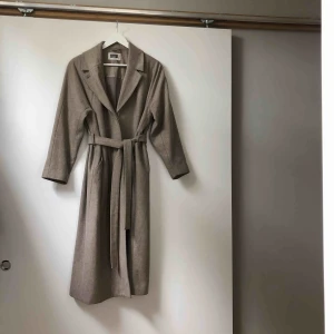  - Beige-aktig kappa från Weekday i storlek S! Använt både som höst- och vinterkappa. Finns ingen lapp i kappan, så jag kan tyvärr inte uppge exakt material. Men minns att den har ull i sig! Frakt på 63:- tillkommer om man inte kan mötas upp i Stockholm! 