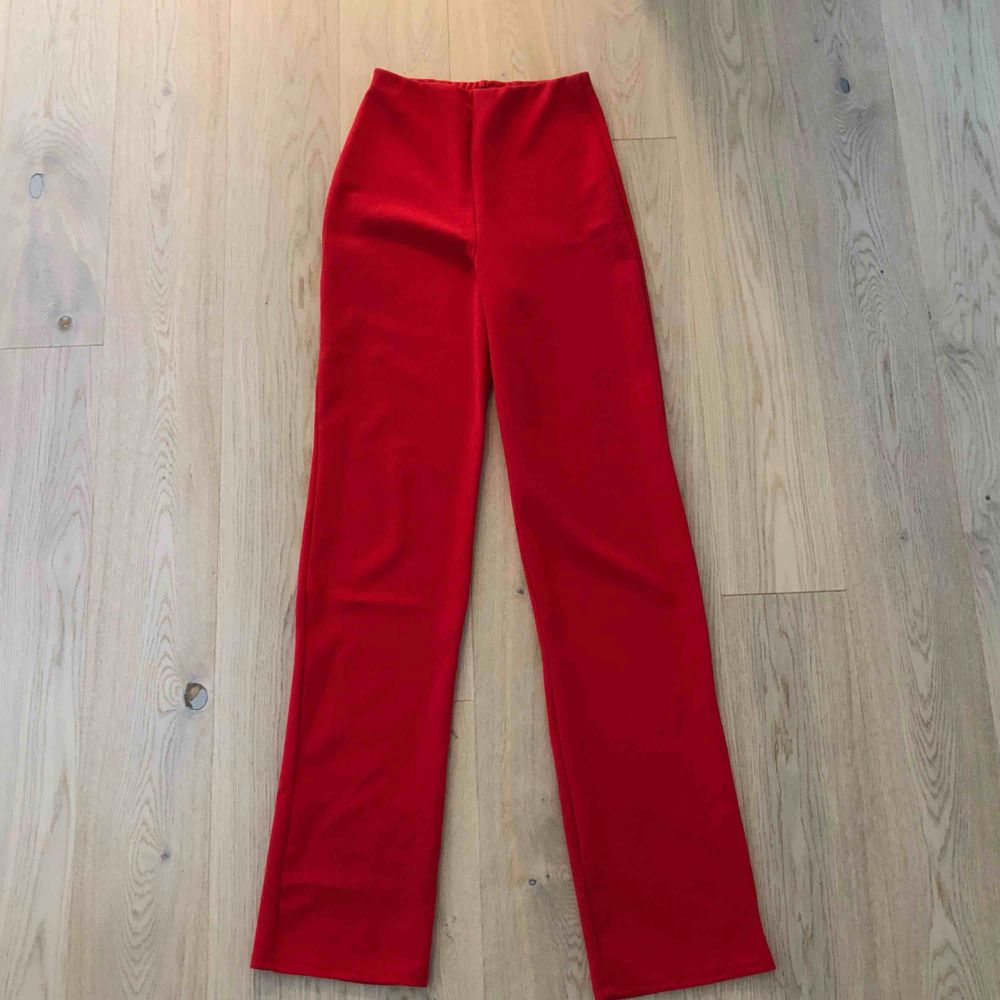 Röda byxor från Nelly i modellen Straight Crepe Pant. Dessa i rött finns inte längre tillgängliga på hemsidan. XS passar mig som är en S/M då dessa är EXTREMT stretchiga. Lite för långa för mig som är 1,68. Knappt  använda. Nypris 300kr. Jeans & Byxor.