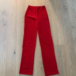  - Röda byxor från Nelly i modellen Straight Crepe Pant. Dessa i rött finns inte längre tillgängliga på hemsidan. XS passar mig som är en S/M då dessa är EXTREMT stretchiga. Lite för långa för mig som är 1,68. Knappt  använda. Nypris 300kr